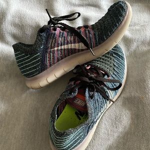 Nike free run flyknits